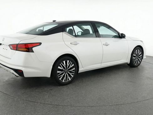 Used 2025 Nissan Altima 2.5 SV image 9
