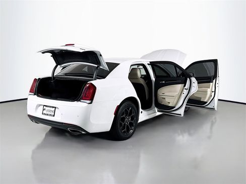 Used 2023 Chrysler 300 Touring L image 27