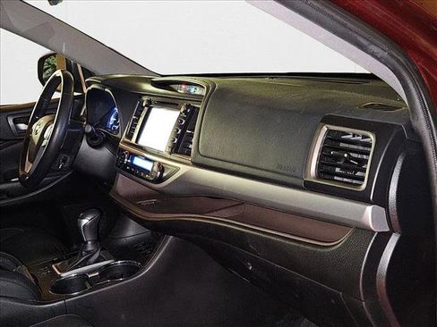 Used 2019 Toyota Highlander XLE image 19