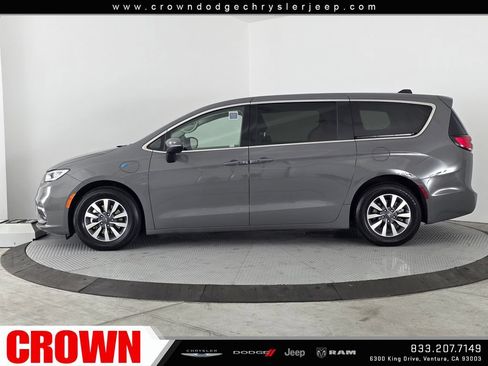 Used 2023 Chrysler Pacifica Touring-L FWD image 4