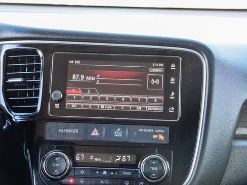 Used 2018 Mitsubishi Outlander 4WD Plug-In Hybrid image 16