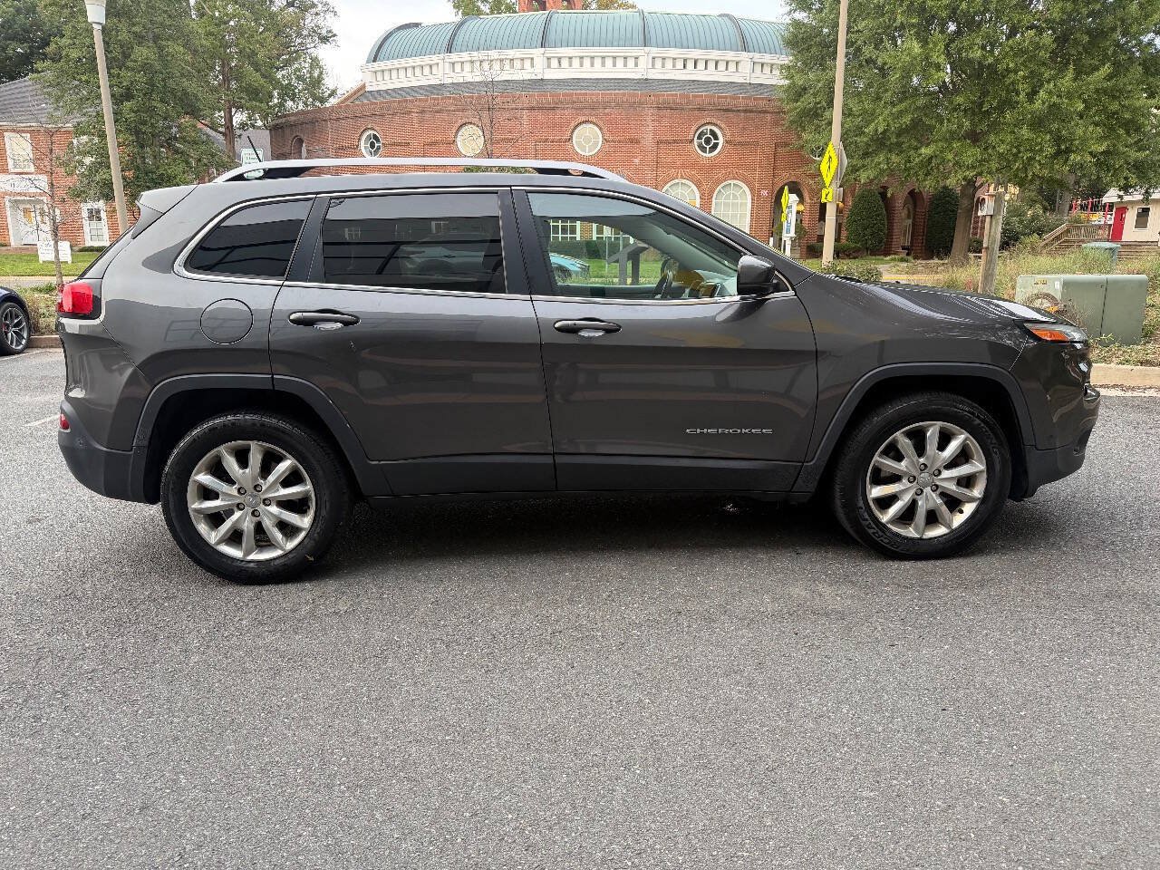 Used 2016 Jeep Cherokee Limited w/ Technology Group AWD/4WD image 7