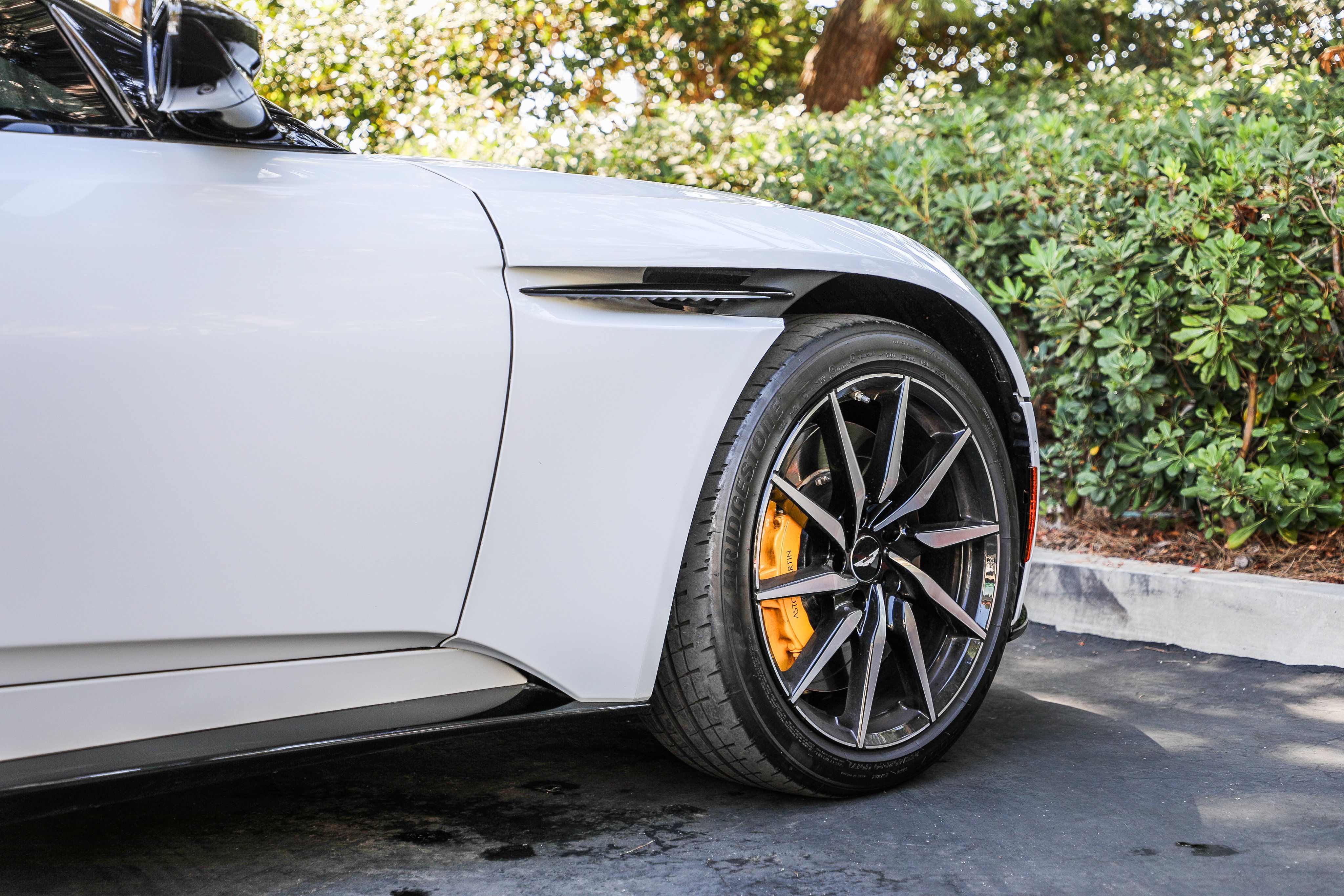 Used 2022 Aston Martin DB11 Coupe RWD image 9