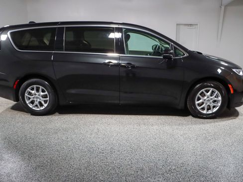 Used 2023 Chrysler Pacifica Touring-L image 6