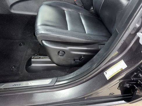 Used 2019 Jeep Grand Cherokee Limited image 24