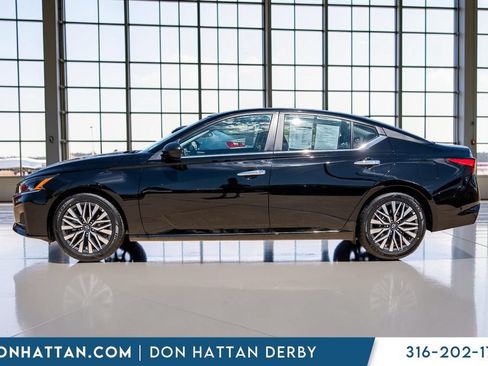 Used 2025 Nissan Altima 2.5 SV FWD image 2