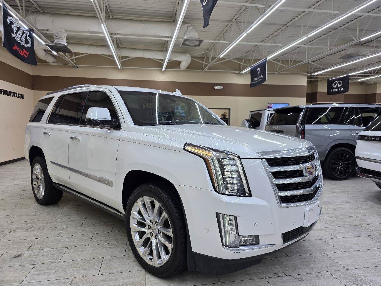 Used 2019 Cadillac Escalade Premium Luxury AWD/4WD image 4