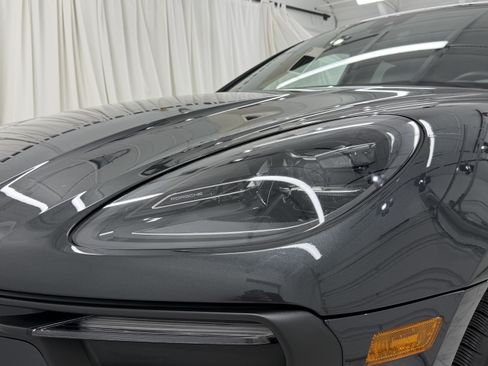 Certified 2024 Porsche Macan AWD/4WD image 17