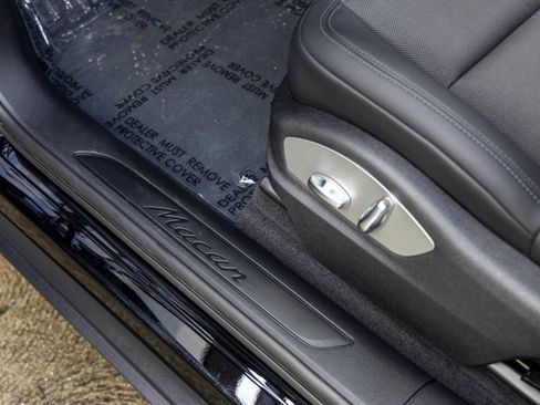 Certified 2025 Porsche Macan AWD/4WD image 27