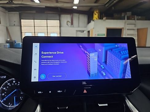 Used 2024 Toyota Venza XLE image 17