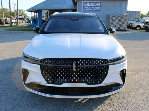 Used 2024 Lincoln Nautilus Reserve AWD/4WD image 2