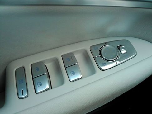 Used 2025 Genesis G70 2.5T image 36