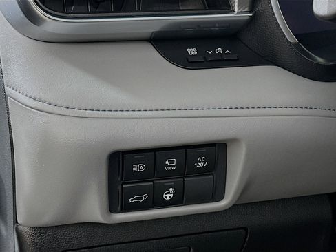 Used 2024 Toyota Highlander Platinum image 10