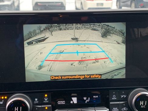 Used 2023 Toyota Highlander XLE image 23