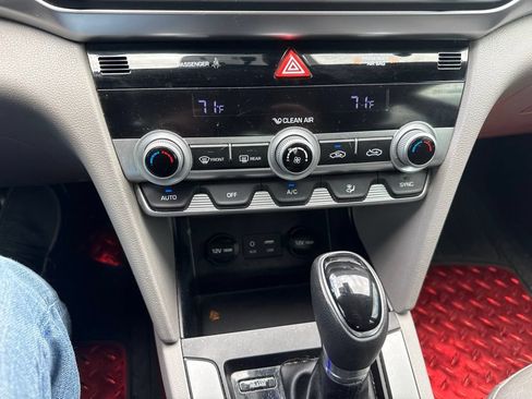 Used 2020 Hyundai Elantra SE FWD image 12