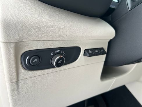 Used 2022 Buick Envision Avenir w/ Technology Package II image 24