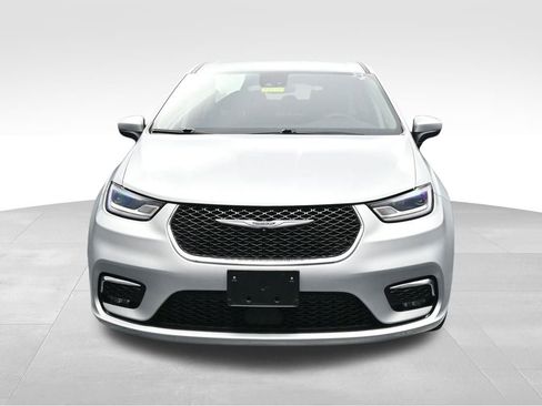 Used 2023 Chrysler Pacifica Touring-L FWD image 8