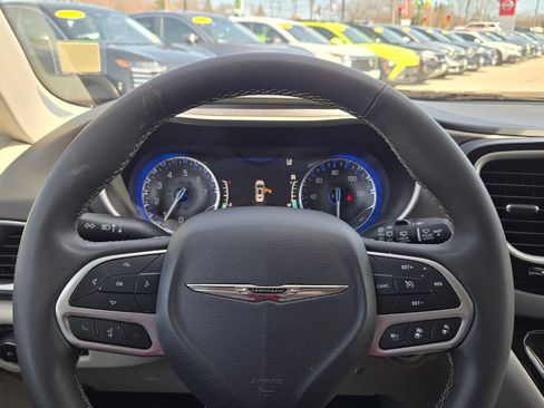 Used 2023 Chrysler Pacifica Touring-L FWD image 25