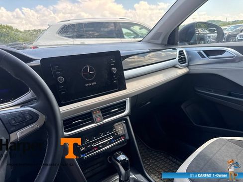 Used 2025 Volkswagen Taos SE w/ Panoramic Sunroof Package FWD image 16