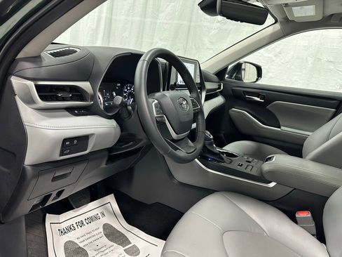 Used 2025 Toyota Highlander XLE image 16