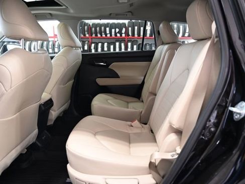 Used 2023 Toyota Highlander XLE AWD/4WD image 13