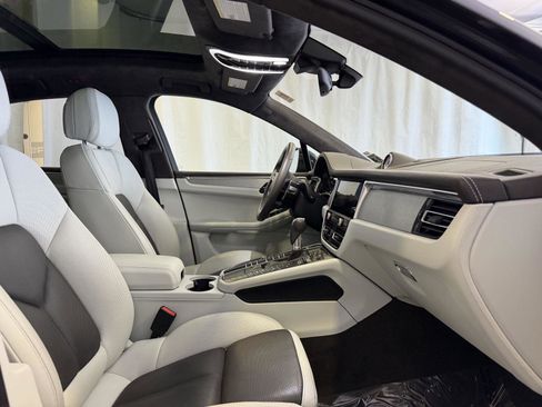 Certified 2021 Porsche Macan Turbo image 16