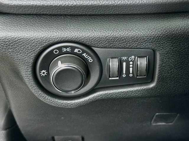 New 2027 Chrysler Pacifica Select AWD/4WD image 10