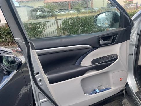 Used 2018 Toyota Highlander Limited Platinum AWD/4WD image 33