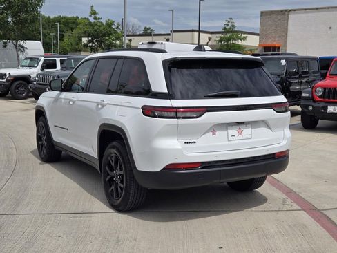 Used 2025 Jeep Grand Cherokee Altitude AWD/4WD image 4