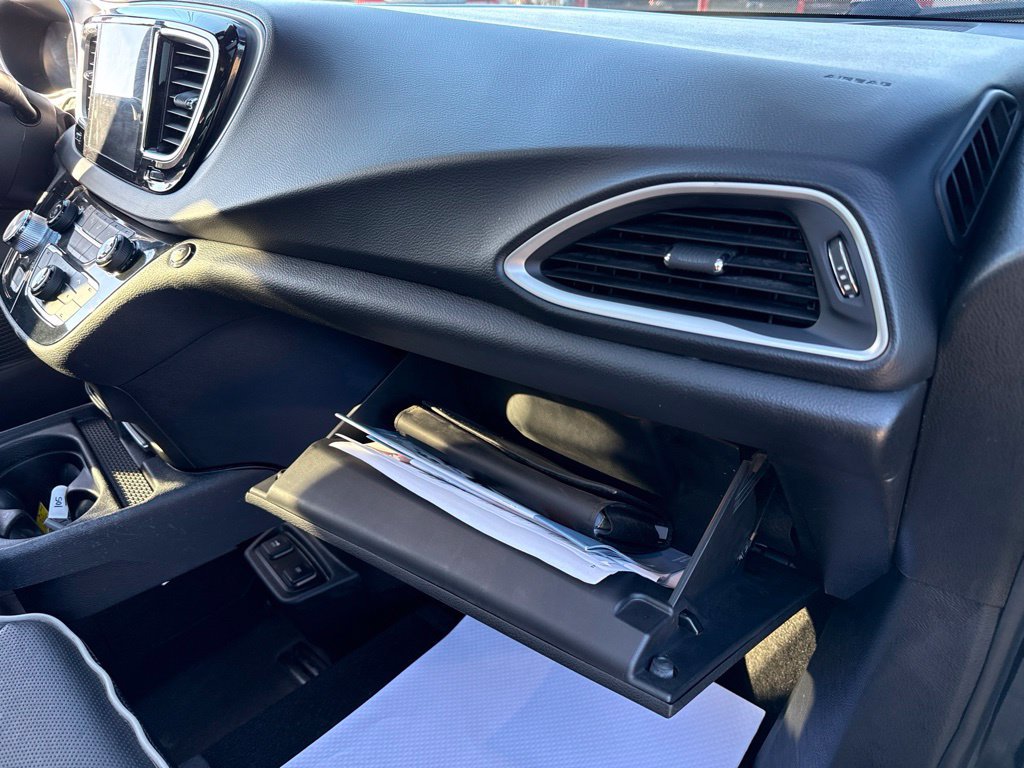 Used 2020 Chrysler Pacifica Limited w/ Advanced Safetytec Group FWD image 53