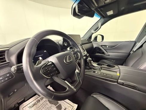 Used 2024 Lexus LX 600 4WD w/ Premium Package image 4