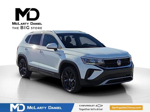 Used 2024 Volkswagen Taos SE image 1