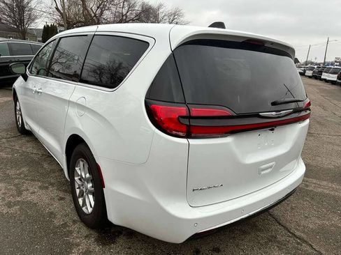 Used 2026 Chrysler Pacifica Select image 8