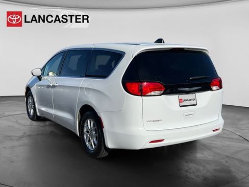 Used 2022 Chrysler Voyager LX FWD image 5