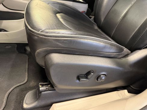 Used 2020 Chrysler Pacifica Limited image 18