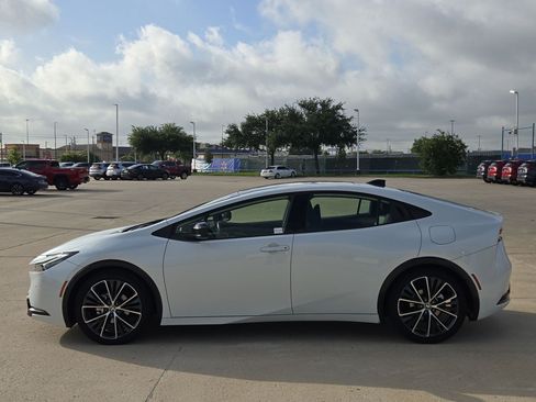 Used 2024 Toyota Prius XLE FWD image 7