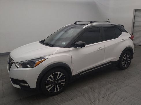 Used 2018 Nissan Kicks SR w/ Premium Package FWD image 2