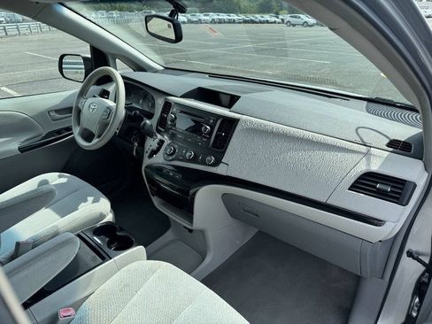 Used 2011 Toyota Sienna LE w/ Towing Pkg FWD image 9