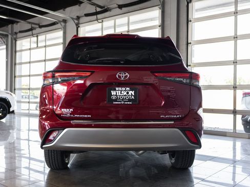 Used 2023 Toyota Highlander Platinum FWD image 4