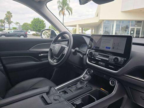 Certified 2025 Toyota Grand Highlander FWD image 10