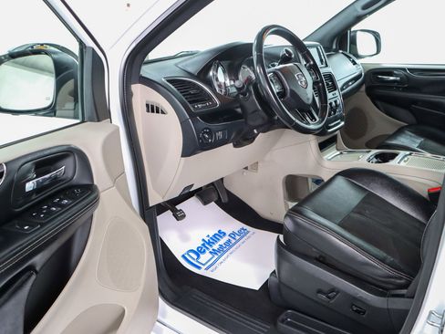 Used 2019 Dodge Grand Caravan SXT image 3