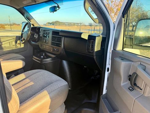 Used 2018 GMC Savana 2500 w/ Driver Convenience Package image 14
