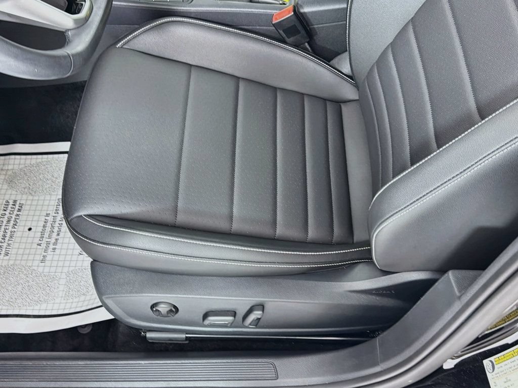 Used 2024 Volkswagen Jetta SE w/ Panoramic Sunroof Package FWD image 17