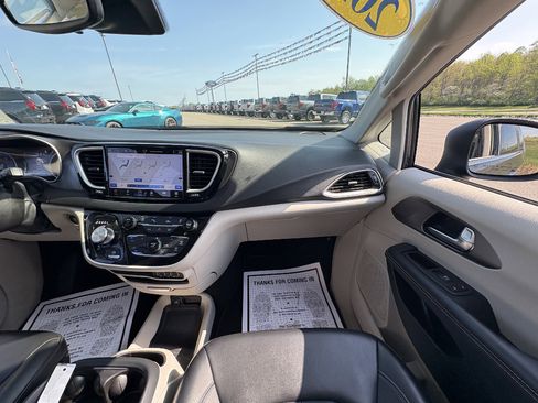 Used 2023 Chrysler Pacifica Touring-L image 24
