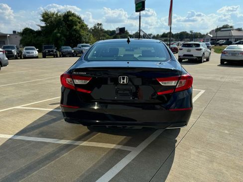 Used 2018 Honda Accord EX image 6