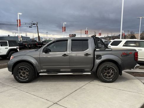 Used 2021 Nissan Frontier SV image 2
