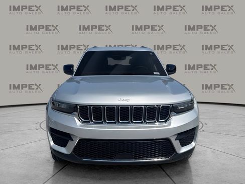 Used 2024 Jeep Grand Cherokee Laredo AWD/4WD image 8