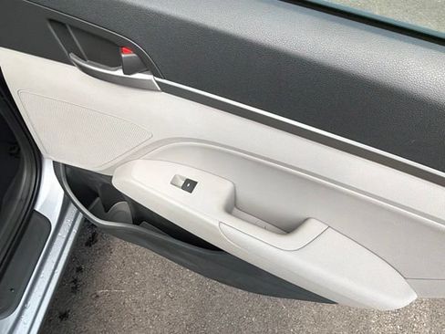 Used 2017 Hyundai Elantra Limited FWD image 11