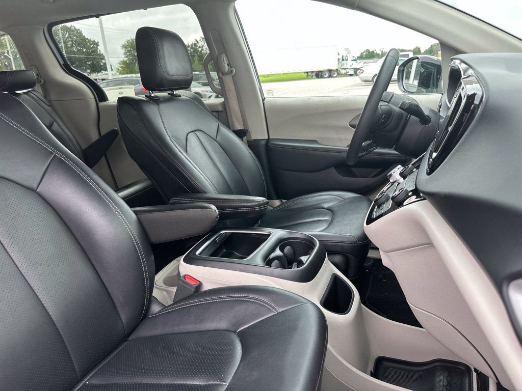 Used 2024 Chrysler Pacifica Touring-L FWD image 27