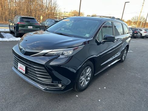 Used 2025 Toyota Sienna XLE image 2